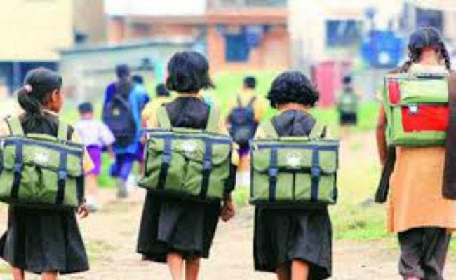 स्कूलों के विलय के लिए 15 दिनों का अल्टीमेटम