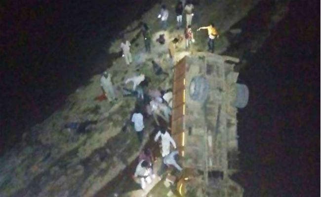 मध्य प्रदेश में दर्दनाक हादसा : बारात ले जा रहा मिनी ट्रक नदी में गिरा, 21 की मौत
