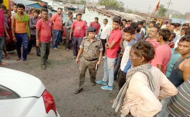 IN PICS : घर में सो रहे थे लोग, घुस गयी तेज रफ्तार कार