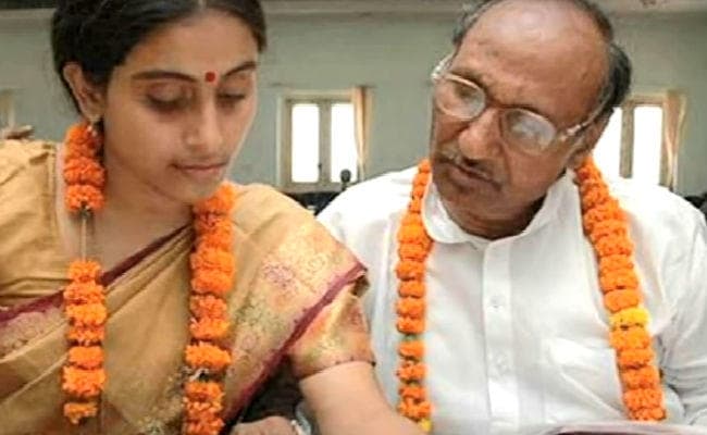 प्रो मटुकनाथ को देना होगा पत्नी को वेतन का एक-तिहाई हिस्सा, एक-तिहाई पेंशन भी आभा को मिलेगा