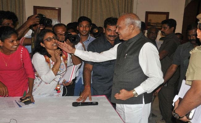प्रेस कॉन्फ्रेंस में राज्यपाल बनवारी लाल पुरोहित ने महिला पत्रकार की गाल थपथपाई, विवाद,
