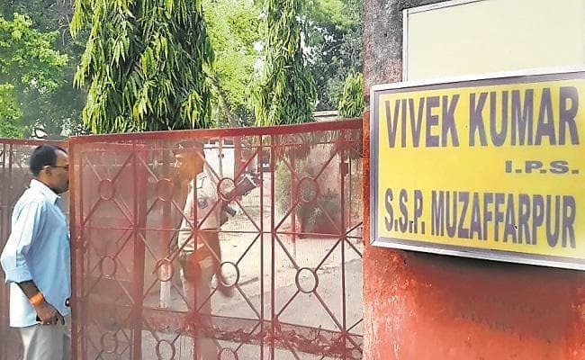 बिहार : पूर्व SSP के तीनों ठिकानों पर तीसरे दिन भी छापेमारी जारी, शराब माफियाओं से साठगांठ के मिले दस्तावेज