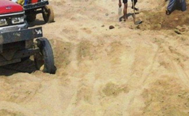 बिहार : भतोड़िया में बालू माफियाओं ने खनन विभाग की टीम पर किया हमला, जीप में तोड़फोड़