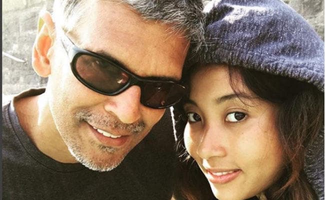 पैसों के लिए मिलिंद सोमन की गर्लफ्रेंड ने तोड़ा रिश्‍ता! लेकिन ये रोमांटिक तसवीर...