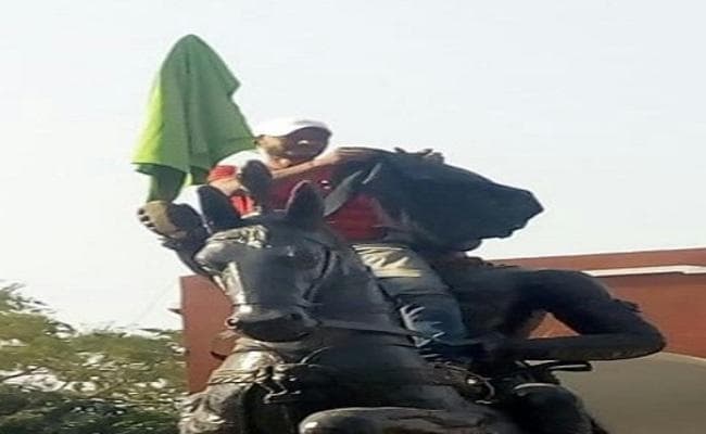 आरा में वीर कुंवर सिंह की प्रतिमा के साथ नशे में धुत युवक ने किया यह काम हंगामा