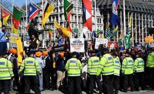 ब्रिटेन में पीएम मोदी के खिलाफ प्रदर्शन, तिरंगा फाड़े जाने से उग्र हुए लोग