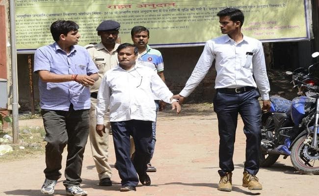 बिहार : गया में 20 हजार रिश्वत लेते एसडीओ कार्यालय का अादेशपाल गिरफ्तार