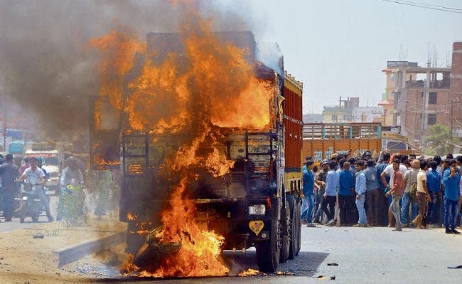 बिहार : निफ्ट की छात्रा को ट्रक ने रौंदा, विरोध में ट्रक फूंका