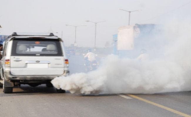पेट्रोल-डीजल की कीमतें उपभोक्ताआें के उड़ा रहीं धुंआ, जानिये देश के चार महानगरों में कितनी है कीमतें...