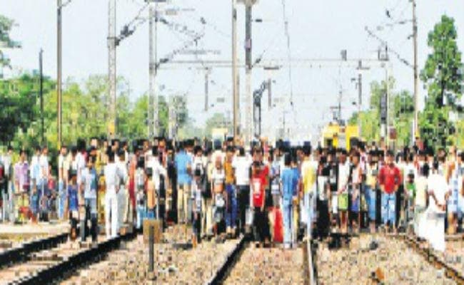 कठुआ दुष्कर्म के खिलाफ लोगों का फूटा गुस्सा, रेल रोका, 15 जोड़ी स्पेशल ट्रेनें हुईं रद्द