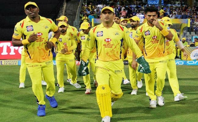 धौनी के लिए ऐसी दीवानगी, सुरक्षा घेरा तोड़ मैदान पर पैर छूने पहुंचा फैन, देखें VIDEO