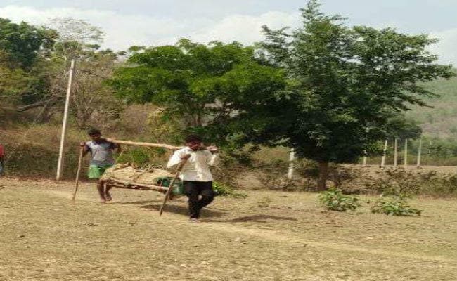 गुमला : आदिम जनजाति दंपती की हत्या, शवों को खटिया में लादकर चार किमी पैदल चले ग्रामीण