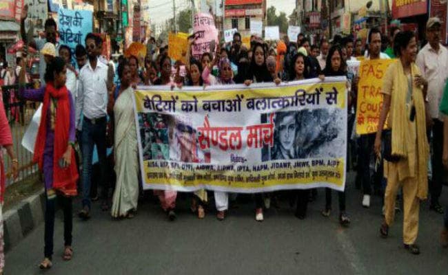 रांची : दुष्कर्म की घटनाओं को लेकर '' सैंडल मार्च '', 500 लोग सड़क पर उतरे