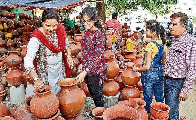झुलसाने लगी गर्मी: देसी फ्रिज, मिट्टी की बोतल और जग की डिमांड तेज