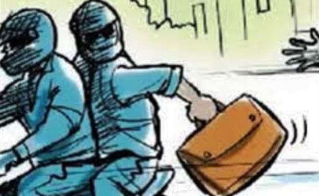 Jharkhand : झुमरीतिलैया में ज्वेलरी शॉप के मालिक से 2.67 लाख रुपये की लूट, एक गिरफ्तार