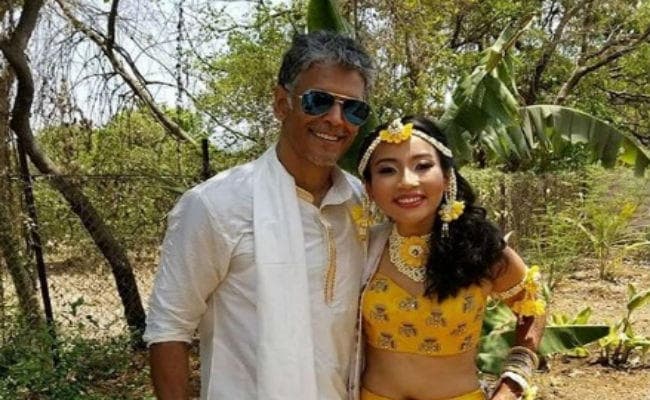 गर्लफ्रेंड अंकिता को गोद में उठाकर हल्दी की रस्म में इस गाने पर जामकर नाचे मिलिंद सोमन, देखें वीडियो