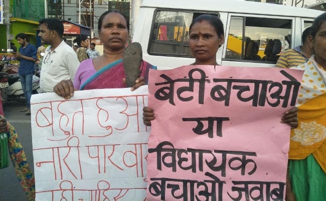 रेपिस्टों को कड़ी सजा की मांग : झारखंड में कहीं कैंडल मार्च, तो कहीं सैंडल मार्च