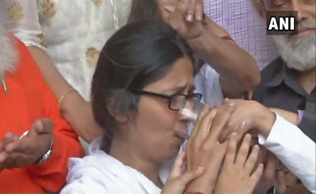 अध्यादेश के बाद स्वाति मालिवाल ने तोड़ा दस दिनों से जारी अनशन