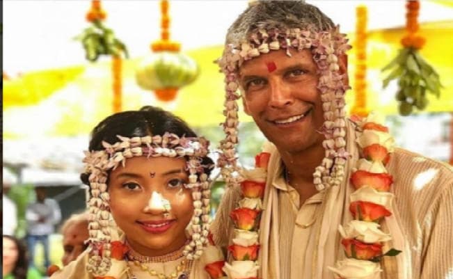 52 साल के मिलिंद सोमन ने 27 साल की अंकिता कंवर से रचाई शादी, पहली तसवीर