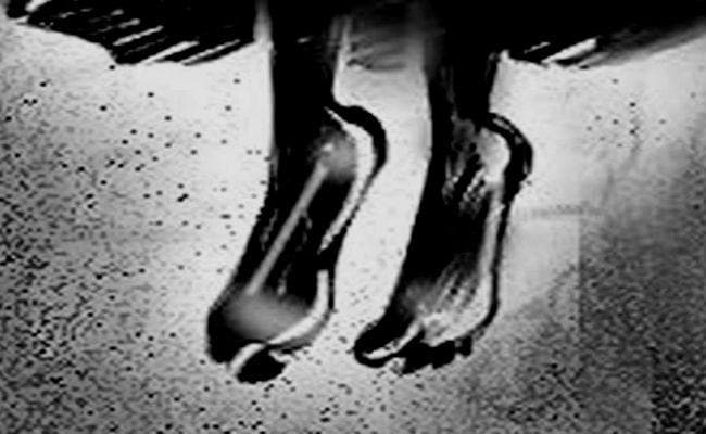 घरेलू विवाद में पति ने ससुराल में खाया जहर, मौत की अफवाह सुन कर नवविवाहिता ने ससुराल में लगा ली फांसी