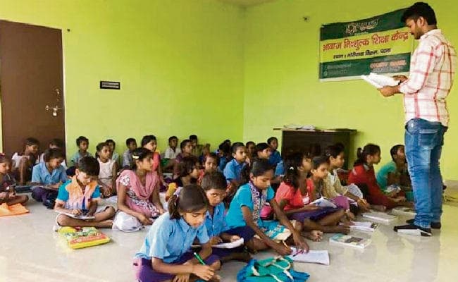 बिहार : गरीब बच्चों को शिक्षित कर रहे हैं लवकुश, निजी स्कूलों को सैंपल में दी गयी किताबें संगृहीत कर गरीबों में बांटते हैं