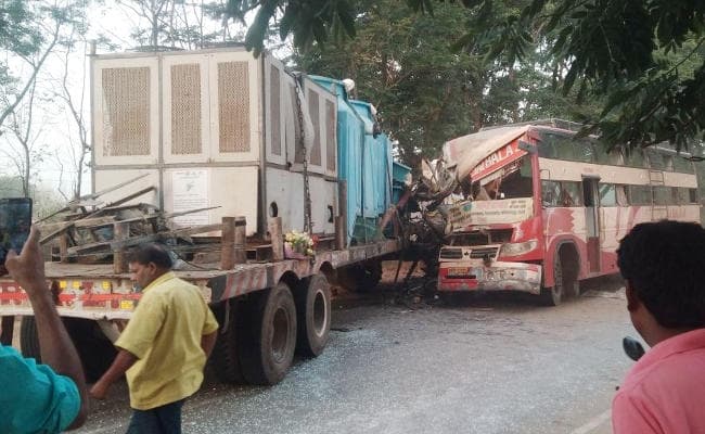 IN PICS : रांची आ रही बस गुमला में दुर्घटनाग्रस्त, 50 यात्री घायल