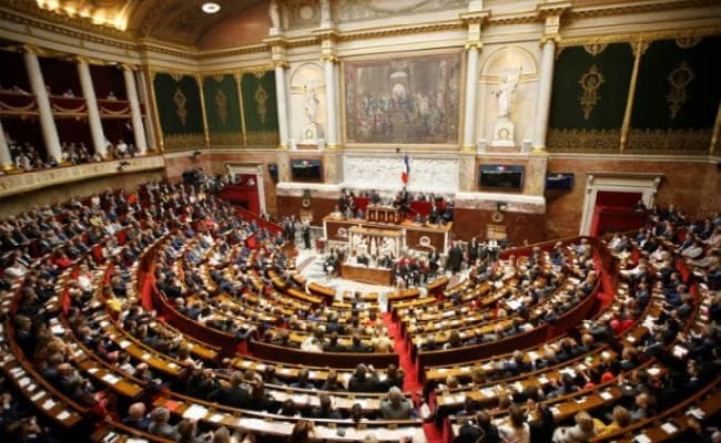 फ्रांस : सांसदों ने विवादास्पद आव्रजन कानून किया पारित