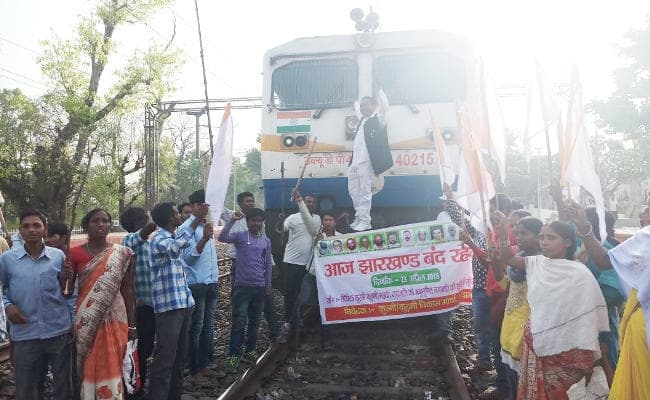 कुड़मी विकास मोर्चा का झारखंड बंद, सड़क पर खाना बनाया, ट्रेन रोकी