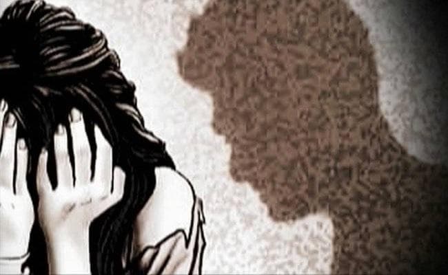 कांस्टेबल और उसके भाइयों पर दहेज को लेकर पत्नी से सामूहिक दुष्कर्म का आरोप