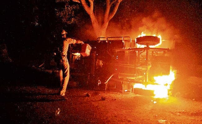 झारखंड : हादसा में युवक की हुई मौत, आक्रोशित भीड़ ने पुलिस की जीप में लगा दी आग