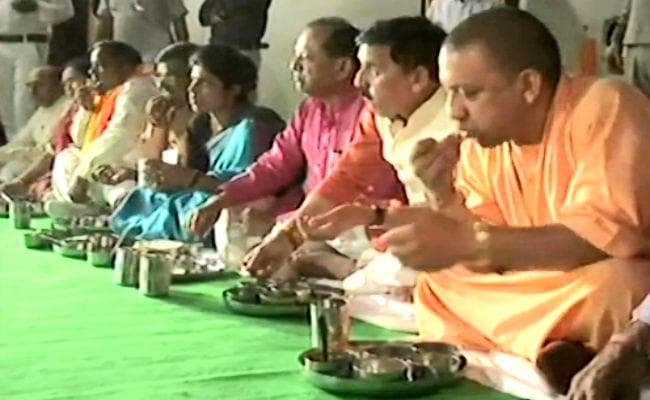 योगी ने गांव में लगायी रात्रि चौपाल, दलित के घर किया भोजन