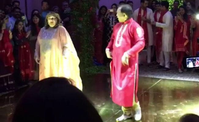 करीना कपूर की बुआ ने ''कजरारे...'' सॉन्‍ग पर किया धमाकेदार डांस, देखें वीडियो