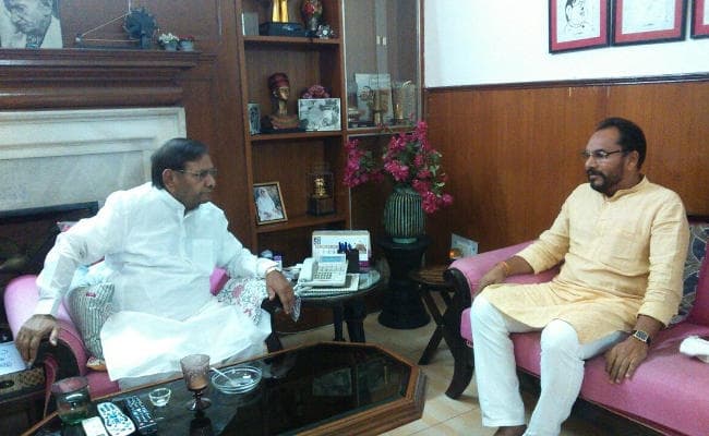 दिल्ली में शरद यादव से मिले JVM नेता प्रदीप यादव, झारखंड में महागठबंधन पर की चर्चा