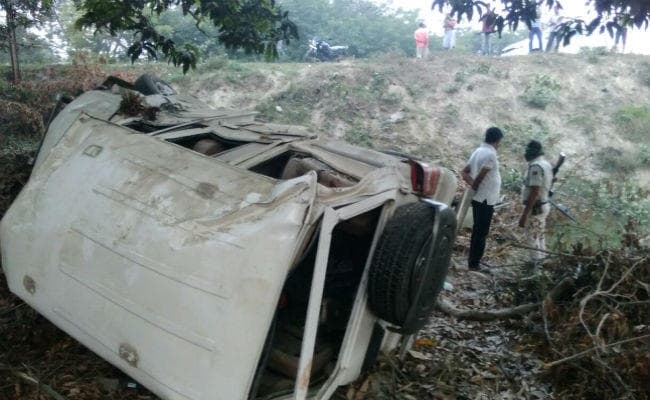 अपहृत युवक को शादी के बाद रोसड़ा ले जा रही पुलिस जीप पलटी, एक की मौत, दूल्हा-दुल्हन समेत दर्जन भर जख्मी