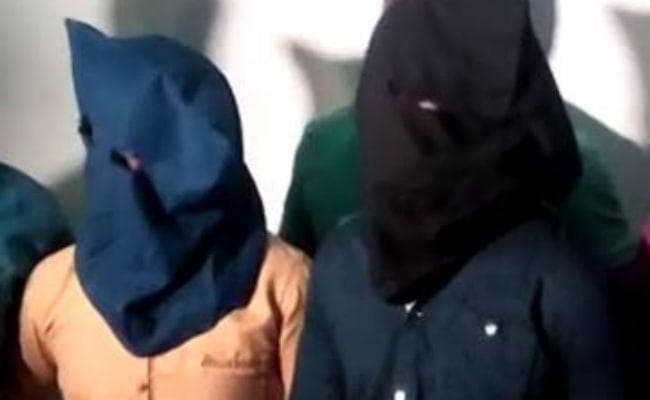 मॉडल के साथ छेड़छाड़ मामले में दो युवक गिरफ्तार, उठ रहे नये सवाल