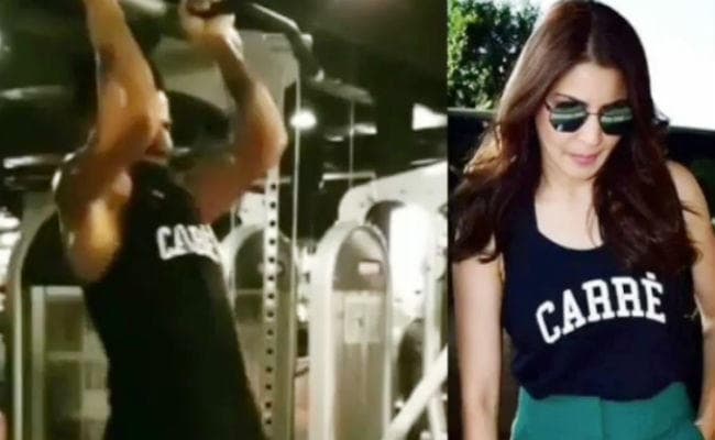 जब अनुष्‍का ने पहन ली विराट कोहली की टी-शर्ट...