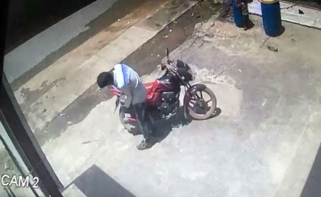 VIDEO : मोटरसाइकिल की डिक्की खोल कर दिनदहाड़े 40,000 रुपये की चोरी, पूरी घटना CCTV में कैद