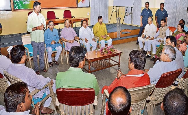 झारखंड : अंतिम व्यक्ति तक पहुंचाएं योजनाओं का लाभ : रघुवर दास