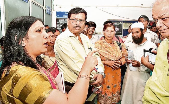 झारखंड : रिम्स का निरीक्षण करने पहुंचीं स्वास्थ्य सचिव निधि खरे, कहा, ठीक से काम नहीं करना है, तो इस्तीफा दे दीजिये