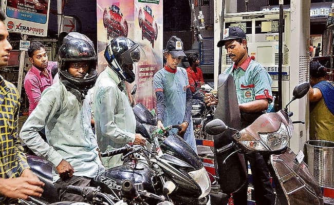 झारखंड : क्रूड ऑयल में तेजी के कारण बढ़ रही कीमतें, जनता परेशान, कहा, हमारे पैसे से खजाना भर रही है सरकार