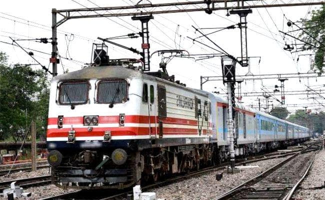 आठ-आठ घंटे की देरी से चल रही ट्रेनें, गर्मी से यात्री हो रहे हलकान