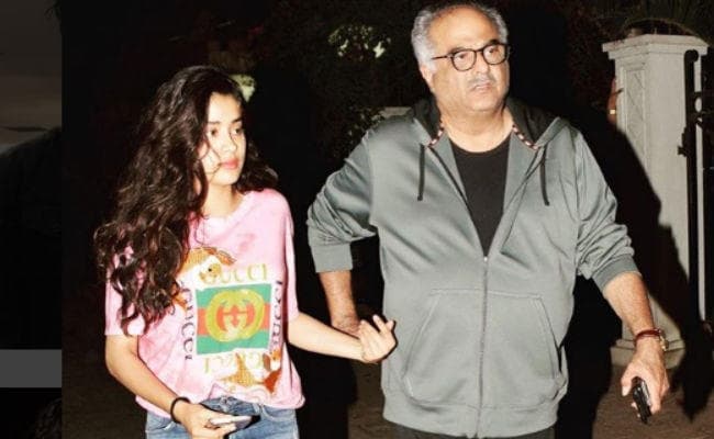 OMG! जाह्नवी कपूर की इस ड्रेस की कीमत जानकर हैरान हो जायेंगे आप