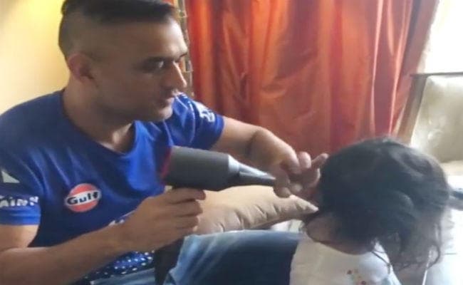 कोहली के RCB को रौंदने के बाद पापा धौनी लग गये बेटी जीवा की ड्यूटी में, देखें VIDEO