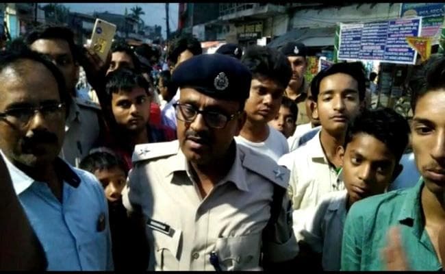 VIDEO : बिहार के सुपौल में चाय का पैसा मांगने पर पुलिस वाले ने दुकानदार को पीटा, विरोध में सड़क जाम