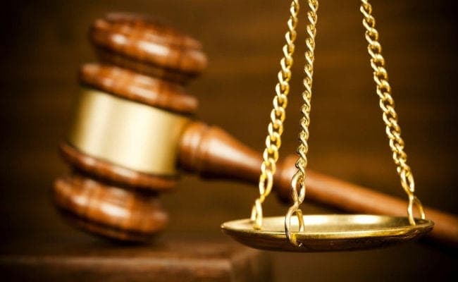 कोर्ट ही कोर्ट को बचा सकता है