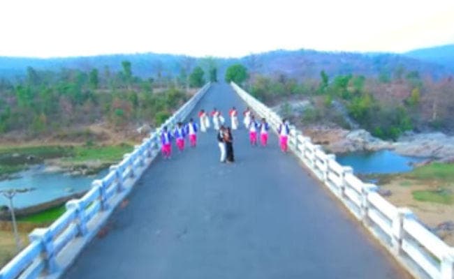 यू ट्यूब में धूम मचा रहा है नागपुरी गाना ”तोर कजरारे नैन”, आप भी देखें
