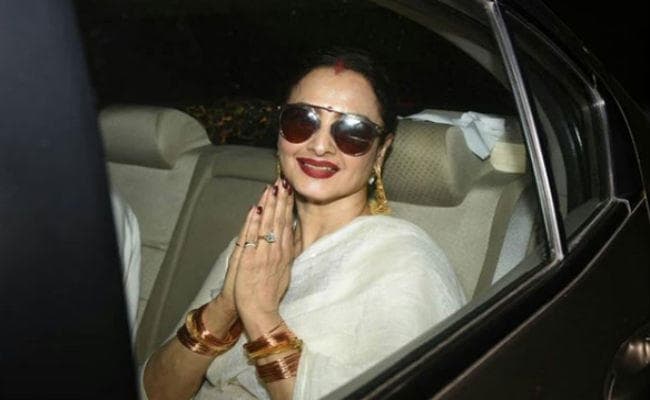 102 Not Out : अमिताभ बच्‍चन की फिल्‍म देखने पहुंचीं रेखा, हाथ में चूड़ी बालों में गजरा...