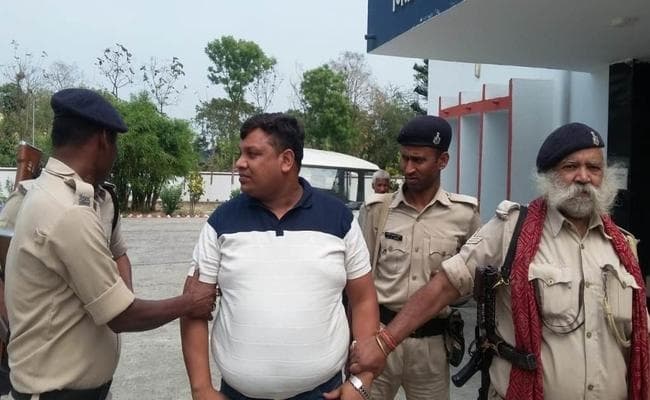 बिना रिश्वत के फाइल को टच नहीं करता मत्स्य विभाग का यह प्रधान सहायक, निगरानी ने किया...