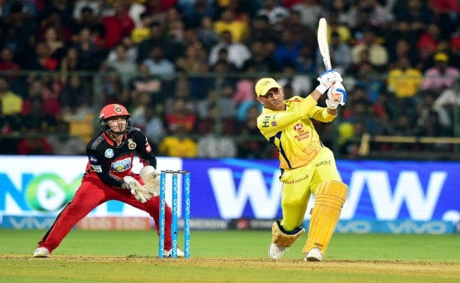 VIDEO : धौनी की विस्‍फोटक पारी देख RCB की महिला फैन ने किया कुछ ऐसा...