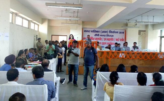 IN PICS : झारखंड निकाय चुनाव में निर्वाचित जनप्रतिनिधियों ने ली शपथ